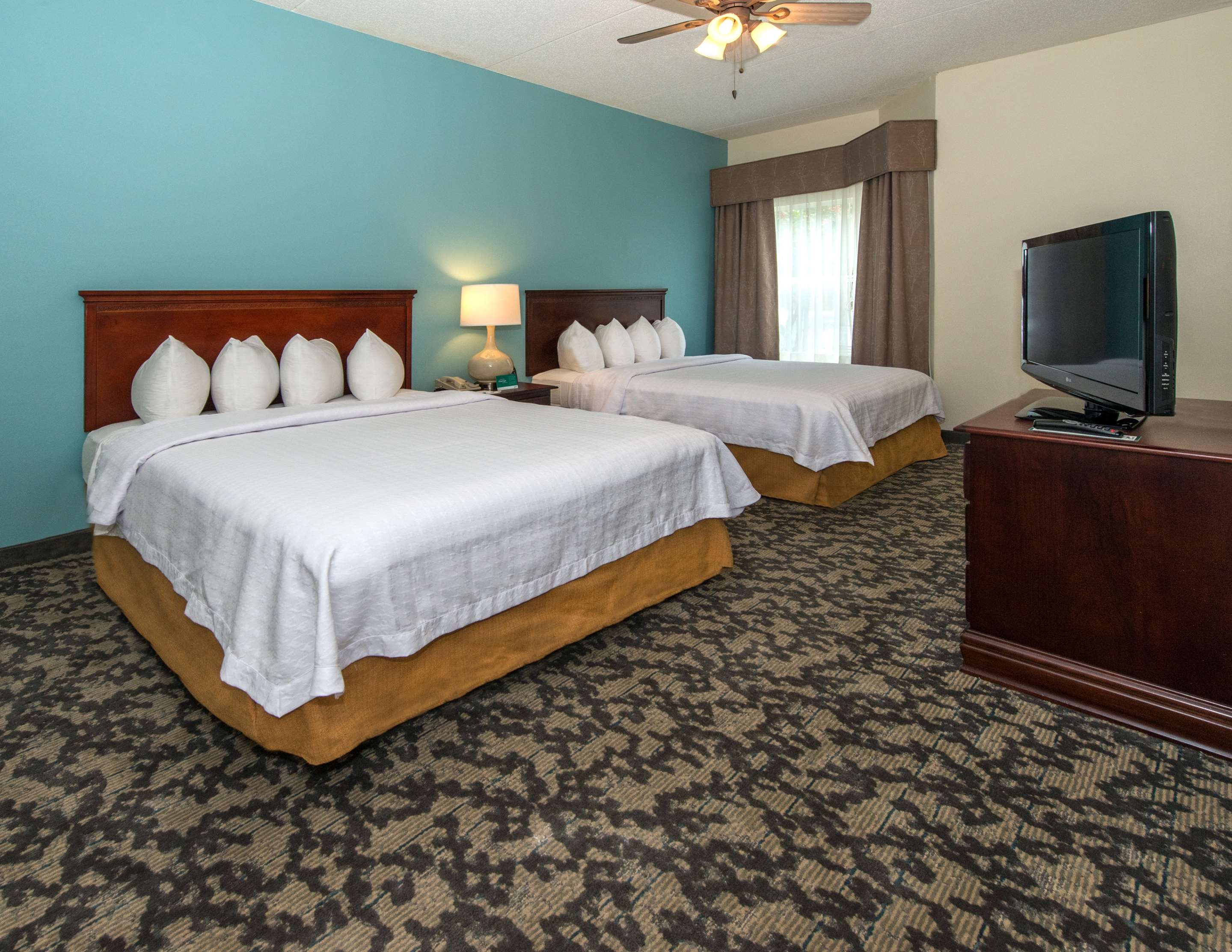 1 King 2 Queen Beds 2 Bedroom 2 Bath Suite