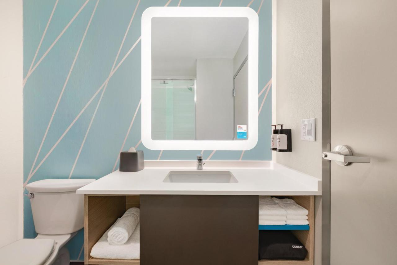 King Room Hearing Accessible with Roll-In Shower