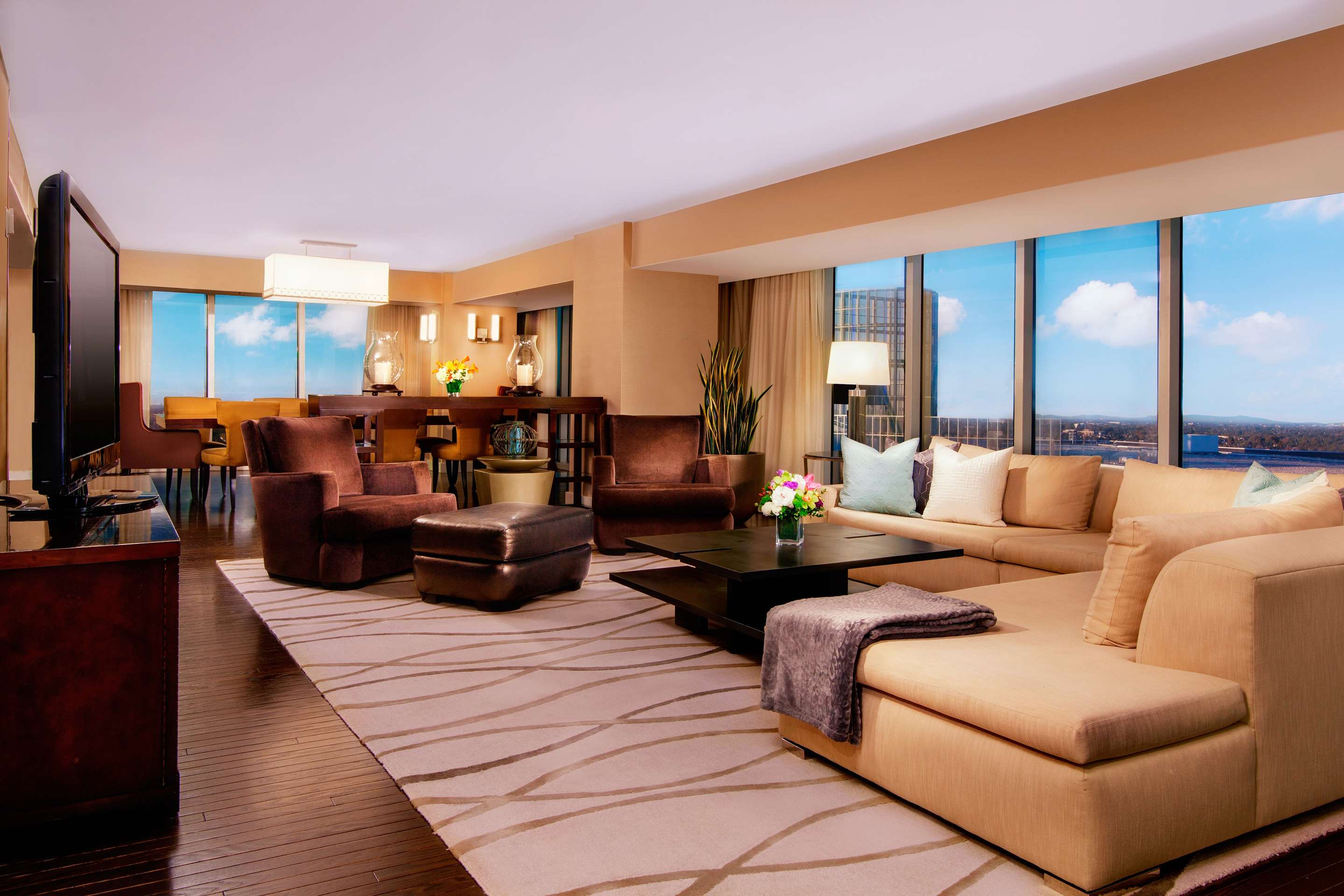 1 King 1 Bedroom Presidential Suite 14th Floor + 2 Queen Beds