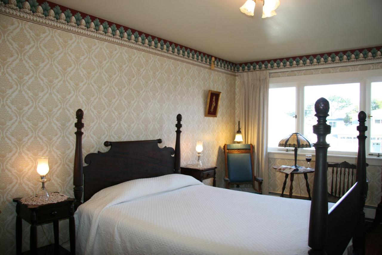 Queen Room with Inland View 