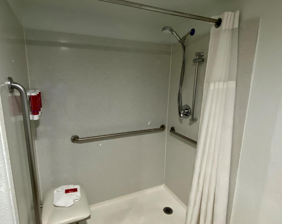 Queen Room with Roll-In Shower - Disability Access