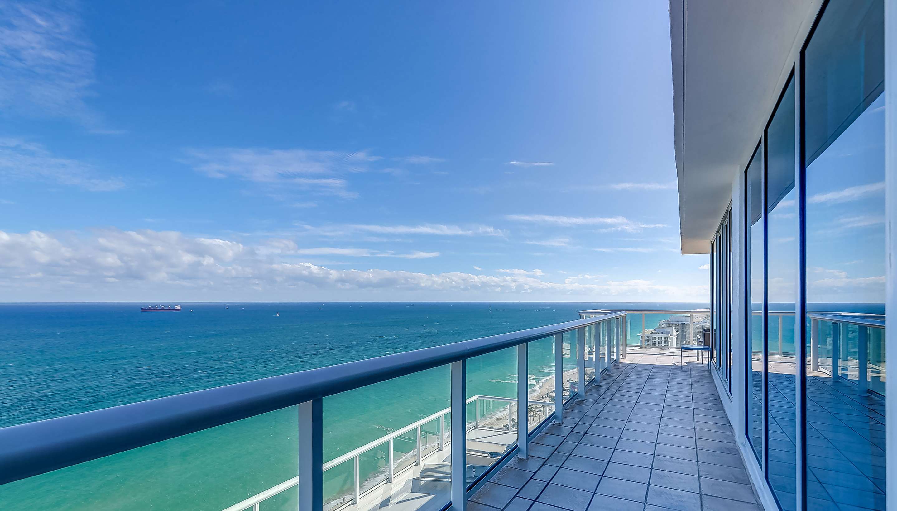 Oceanfront Penthouse - 2 King Bedrooms