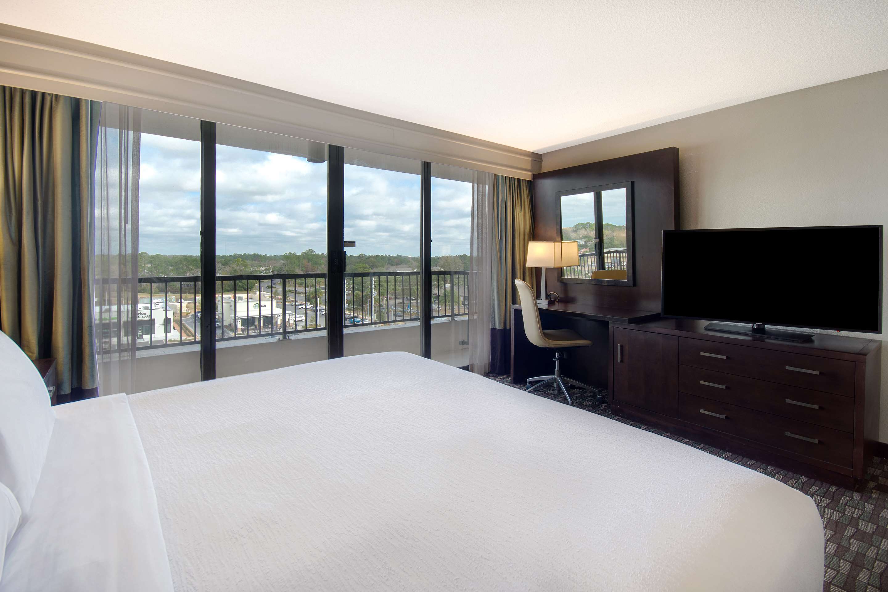 2 Room Balcony Suite - 1 King Bed - Atrium Building