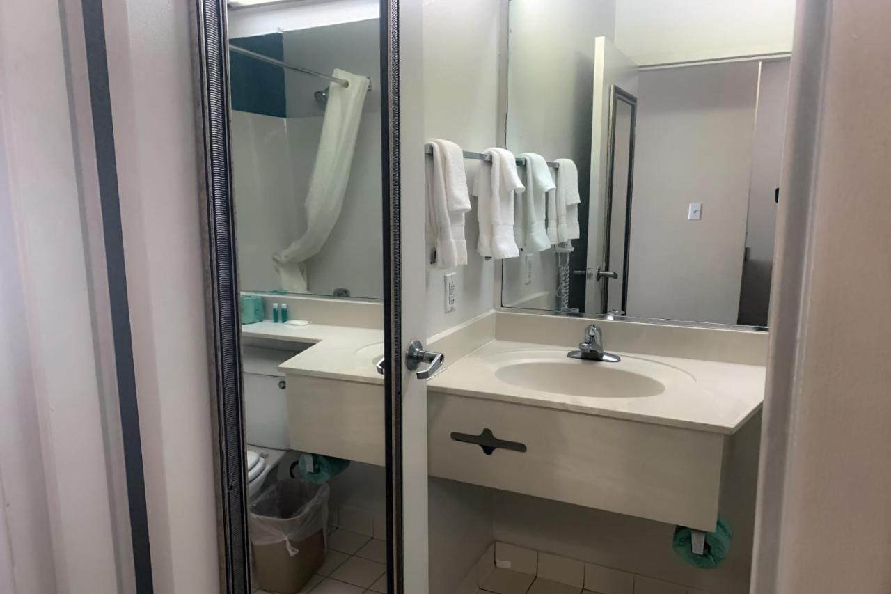 King Room with Roll-in Shower - Mobility Accessible/Non-Smoking