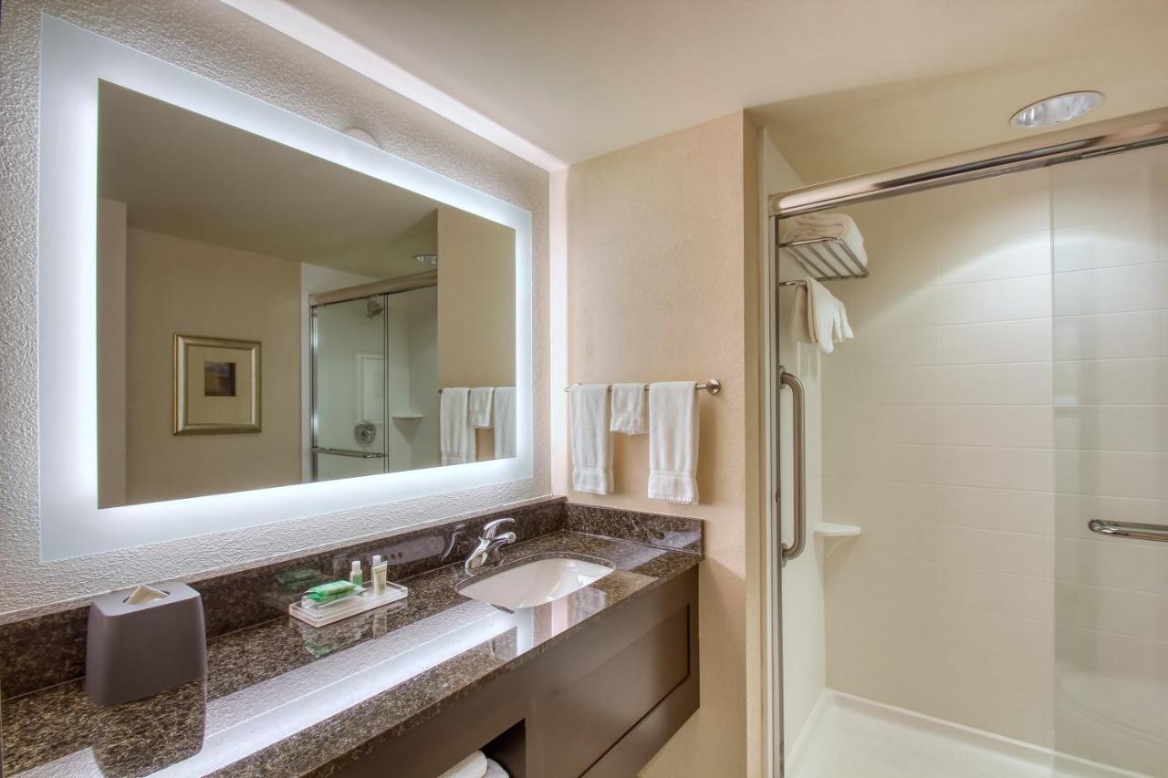 King Room - Hearing Accessible - Roll-in Shower