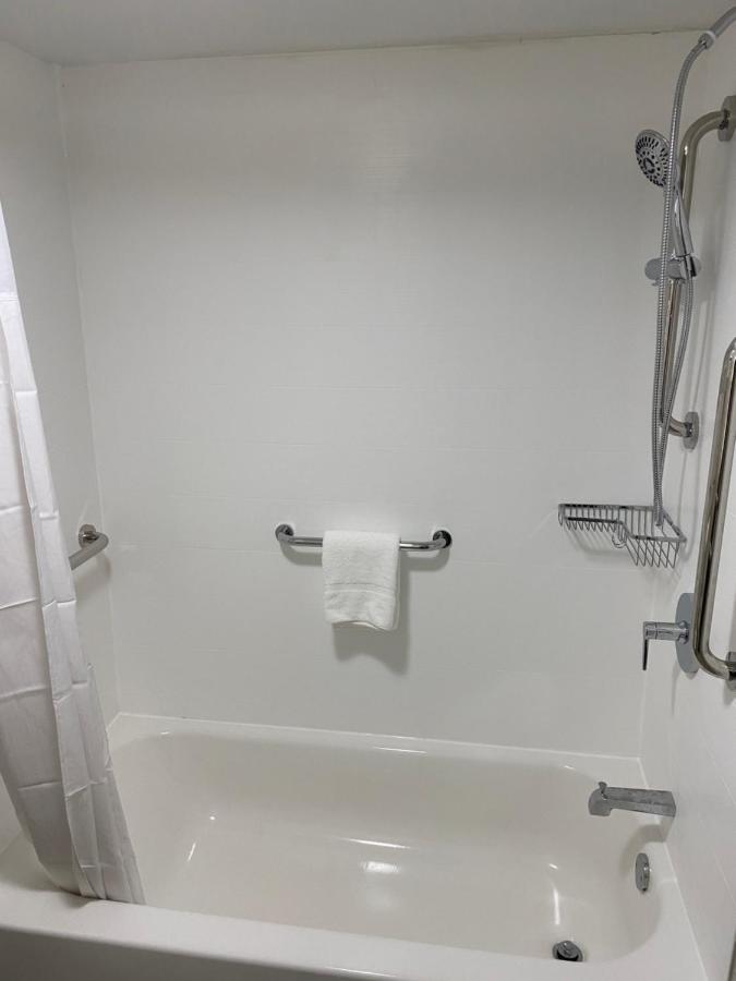 King Room with Roll-in Shower - Mobility Accessible/Non-Smoking