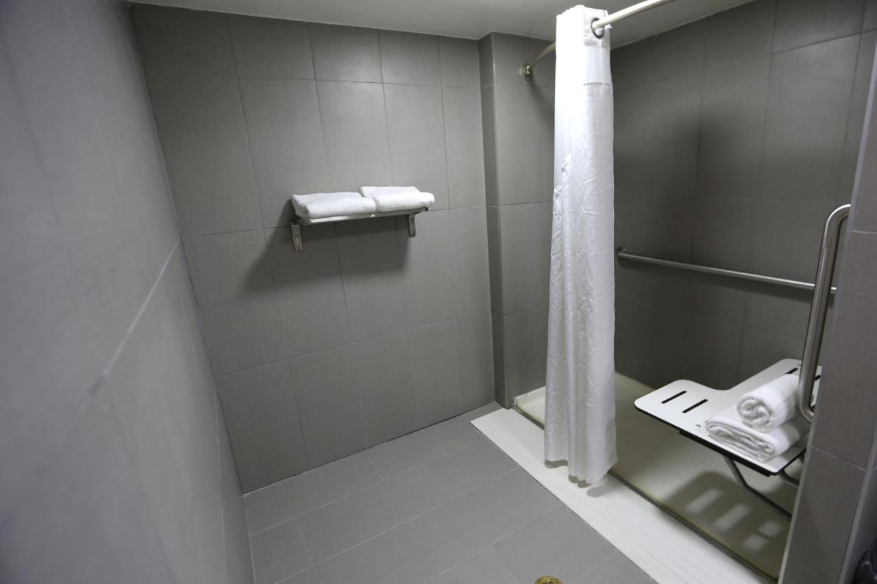 King Room - Mobility Access/Roll in Shower - Non-Smoking