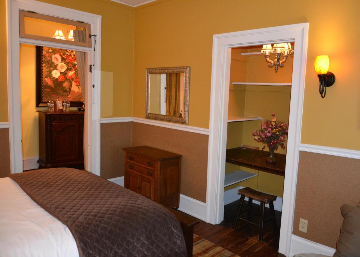 Deluxe Queen Room with Two Queen Beds