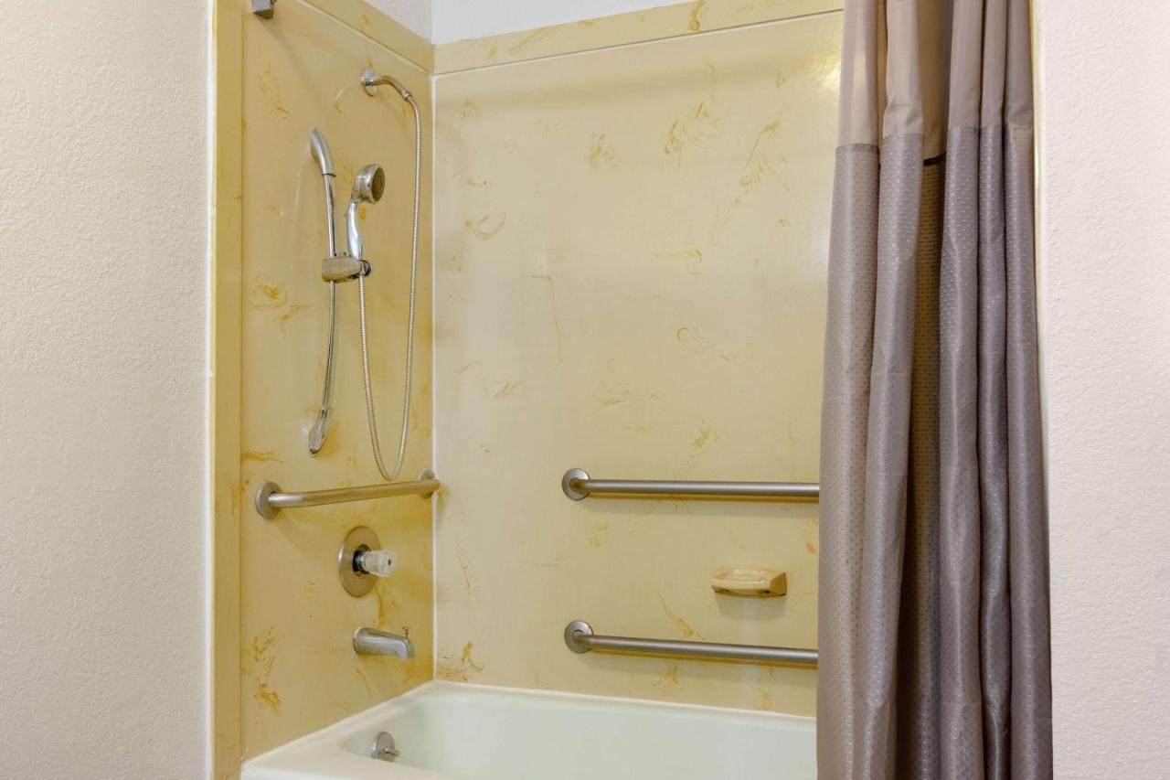 King Room with Roll-in Shower - Disability Access - Non-Smoking