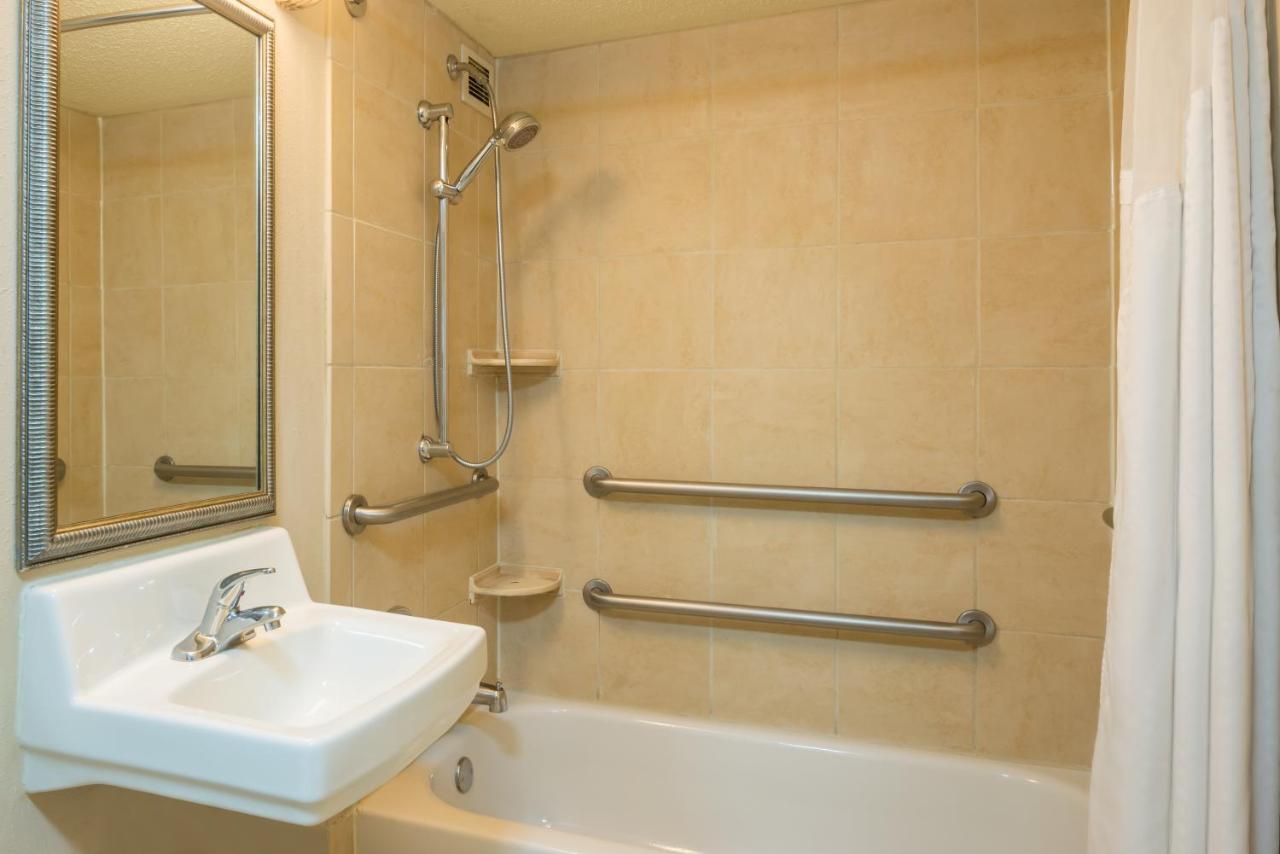 Standard King Room with Mobility Accessible Tub