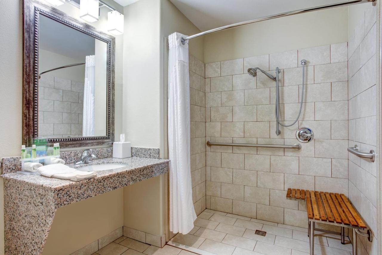 King Room - Mobility Access/Roll in Shower - Non-Smoking