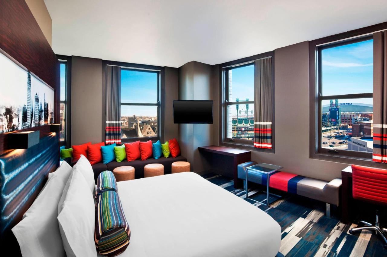 Guest room, 1 King, City view, Corner room