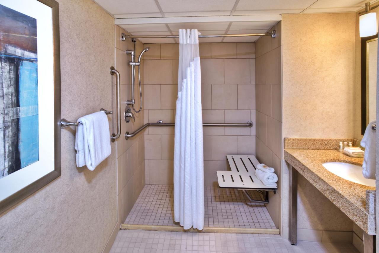 King Room - Hearing Accessible - Roll-in Shower