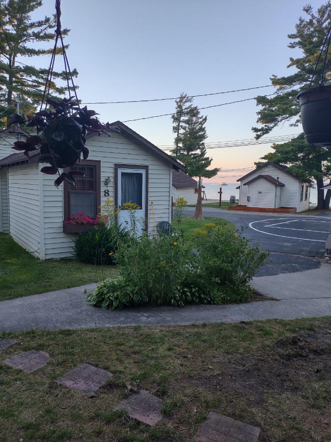 Single Room Cotttage with one Queen Bed