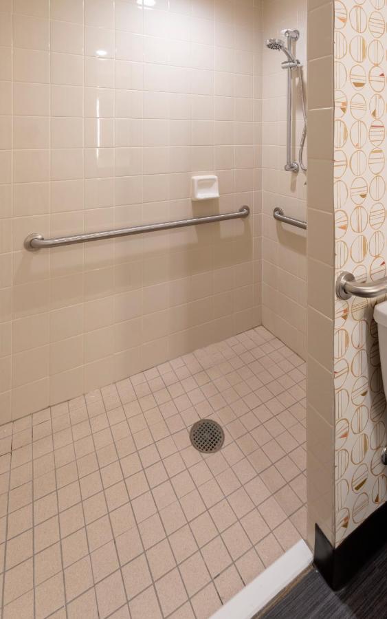 Queen Room - Mobility Access Roll in Shower/Non-Smoking