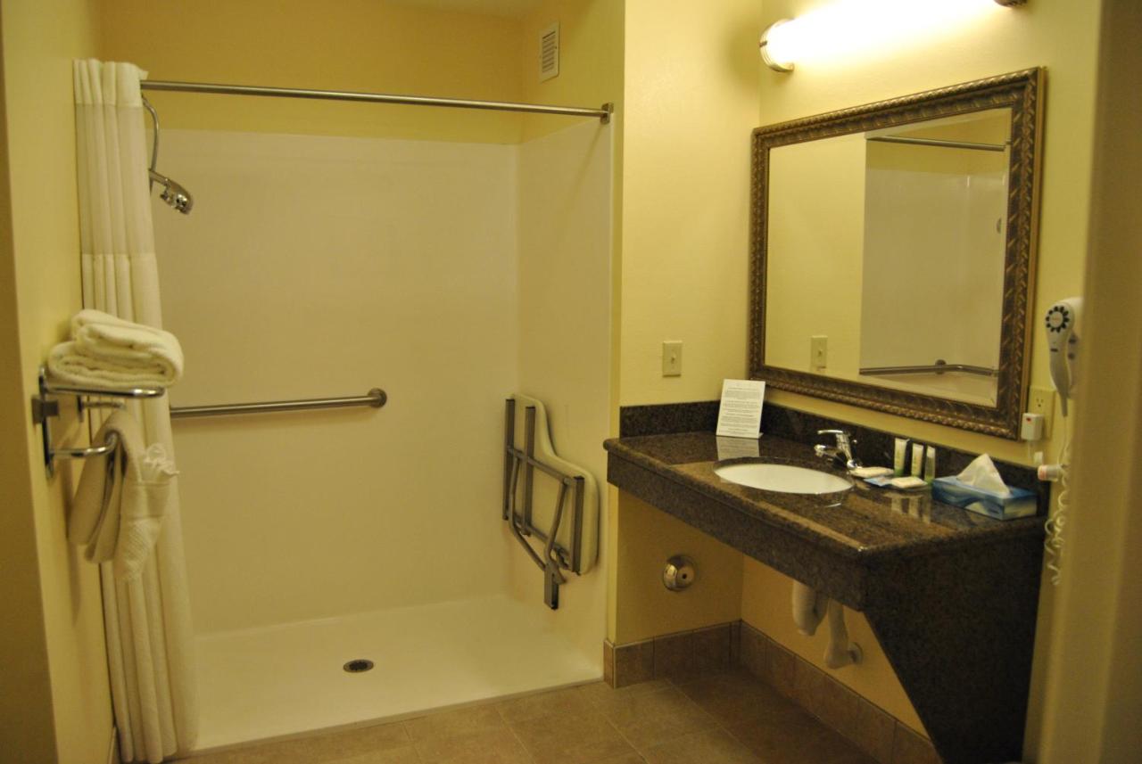 Two-Bedroom Queen Suite - Disability Access-Roll in Shower-Non-Smoking 