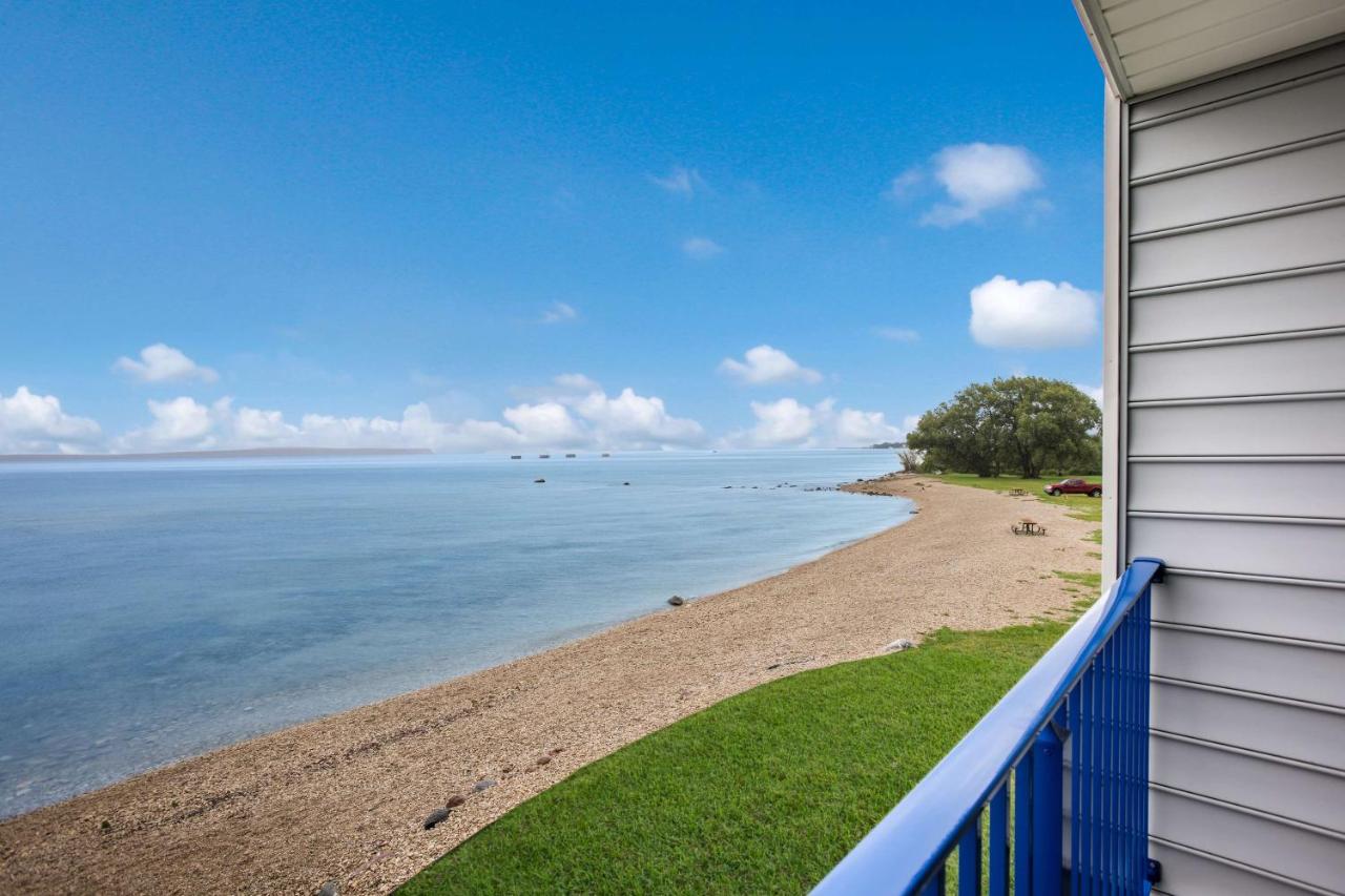 Lakeside Balcony King Room - Lake View