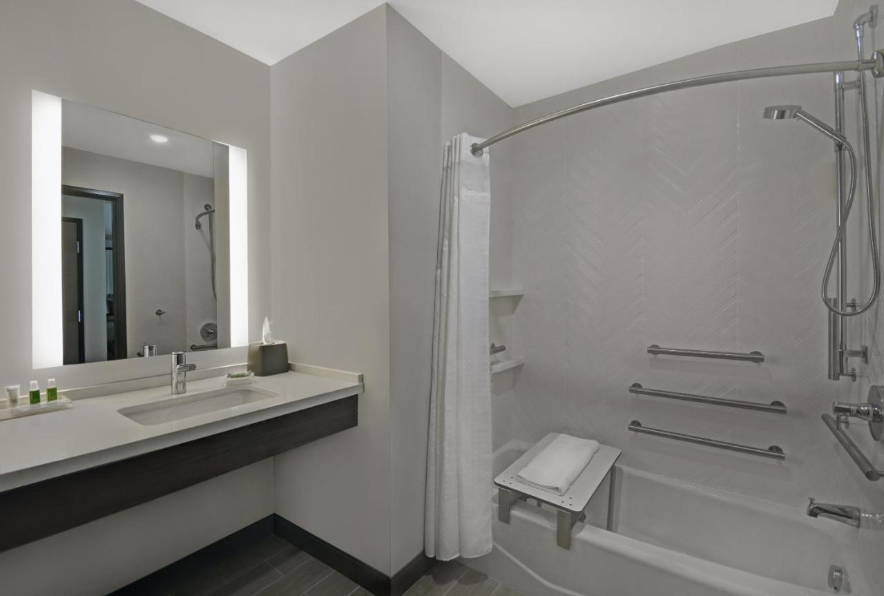 Twin Room - Mobility Access with Bath Tub