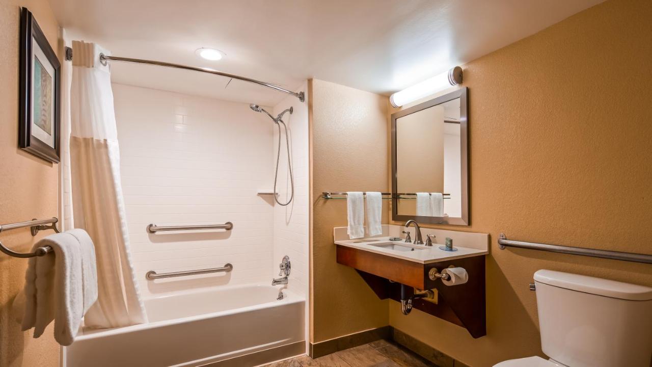 Queen Suite with Two Queen Beds and Bath Tub - Disability Access