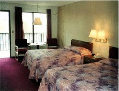 Deluxe Queen Room with Two Queen Beds - Disability Access - Non-Smoking