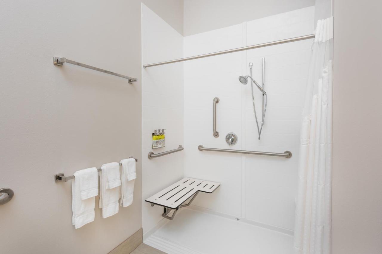 King Room - Hearing Accessible - Roll-in Shower