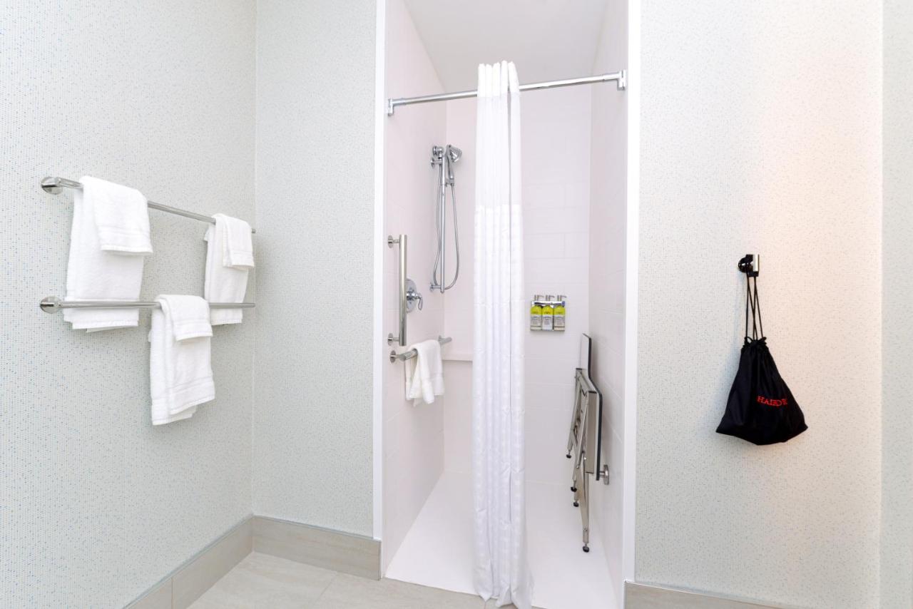 King Room - Mobility Access/Roll in Shower - Non-Smoking