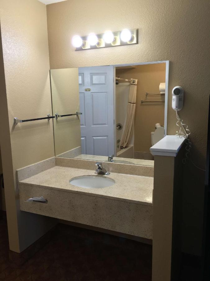 King Room with Roll-in Shower - Disability Access - Non smoking