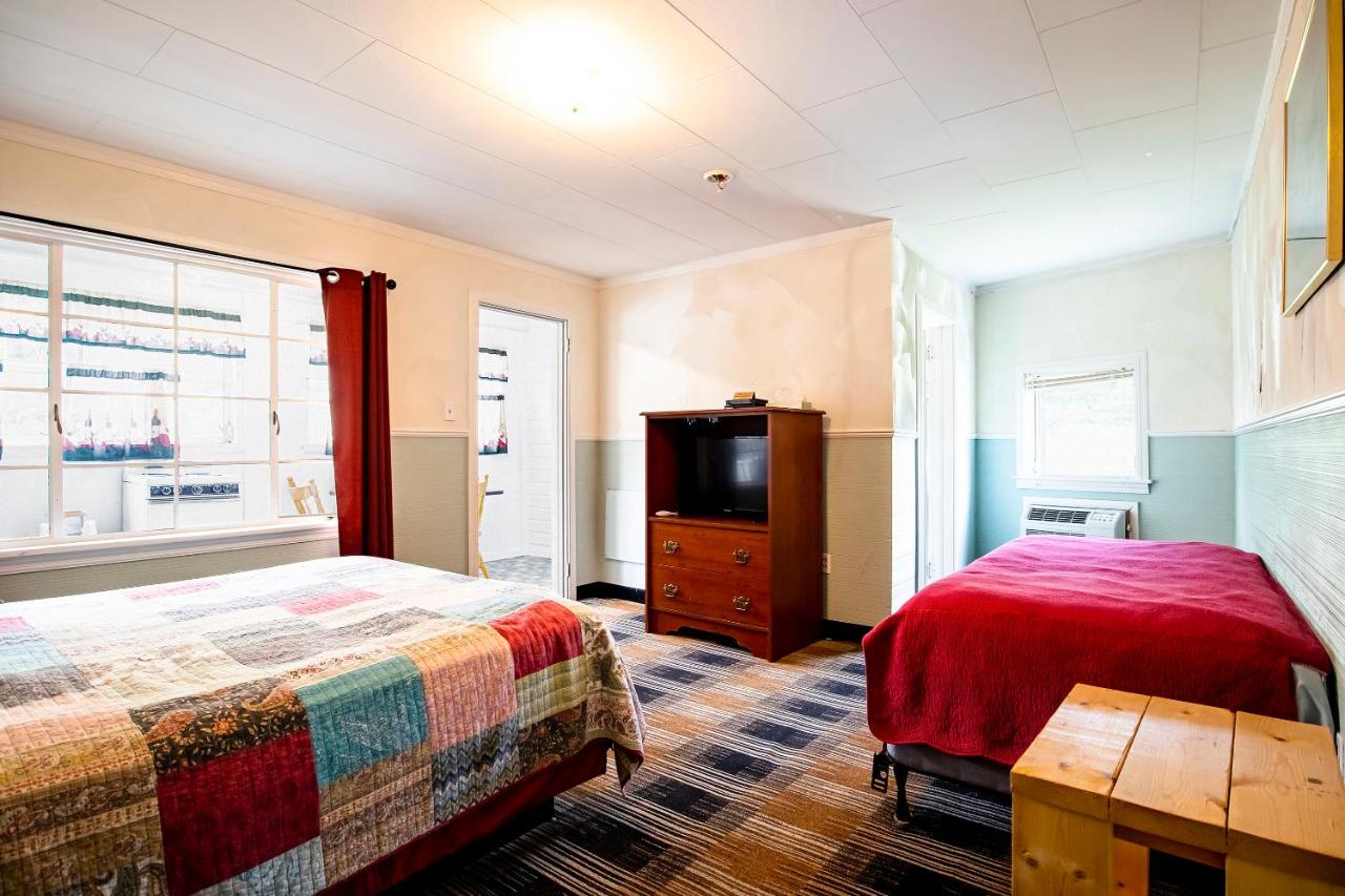 1 Queen and 1 Twin Room with Kitchenette