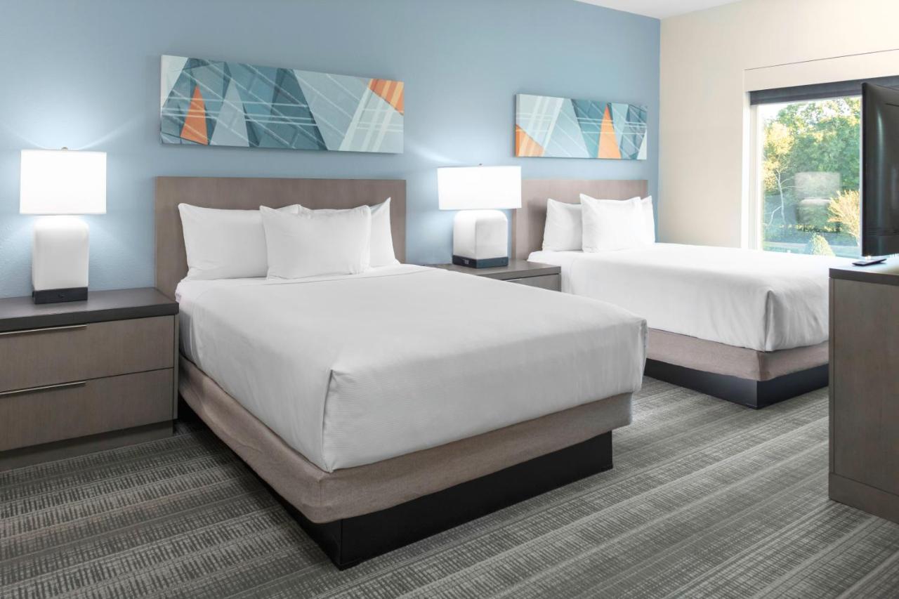 Queen Room With Two Queen Beds - Roll-In Shower - Disability Access