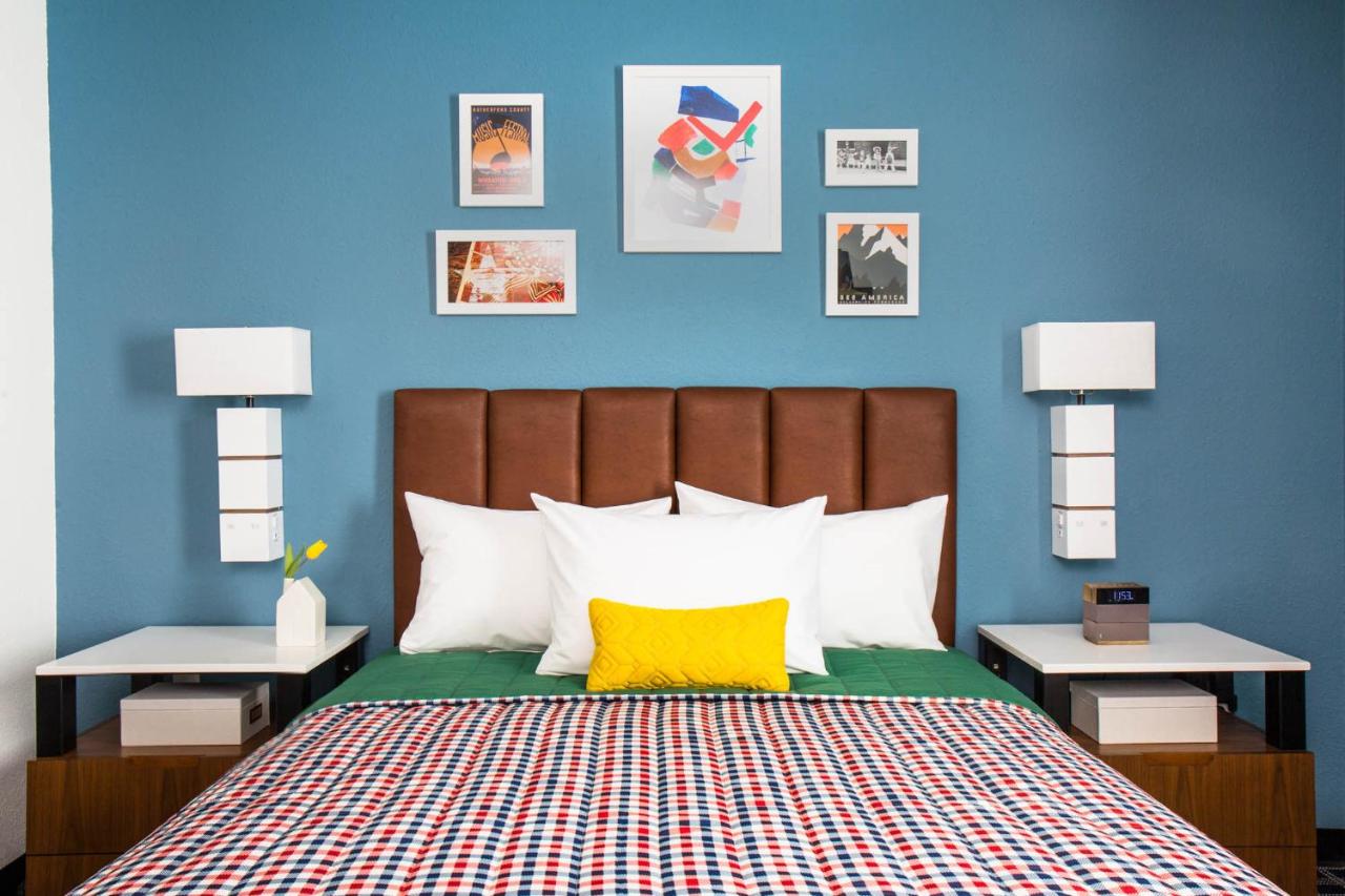 1 Queen Studio Suite
