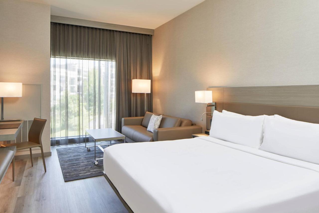 King Guest Room with Sofa Bed and City View