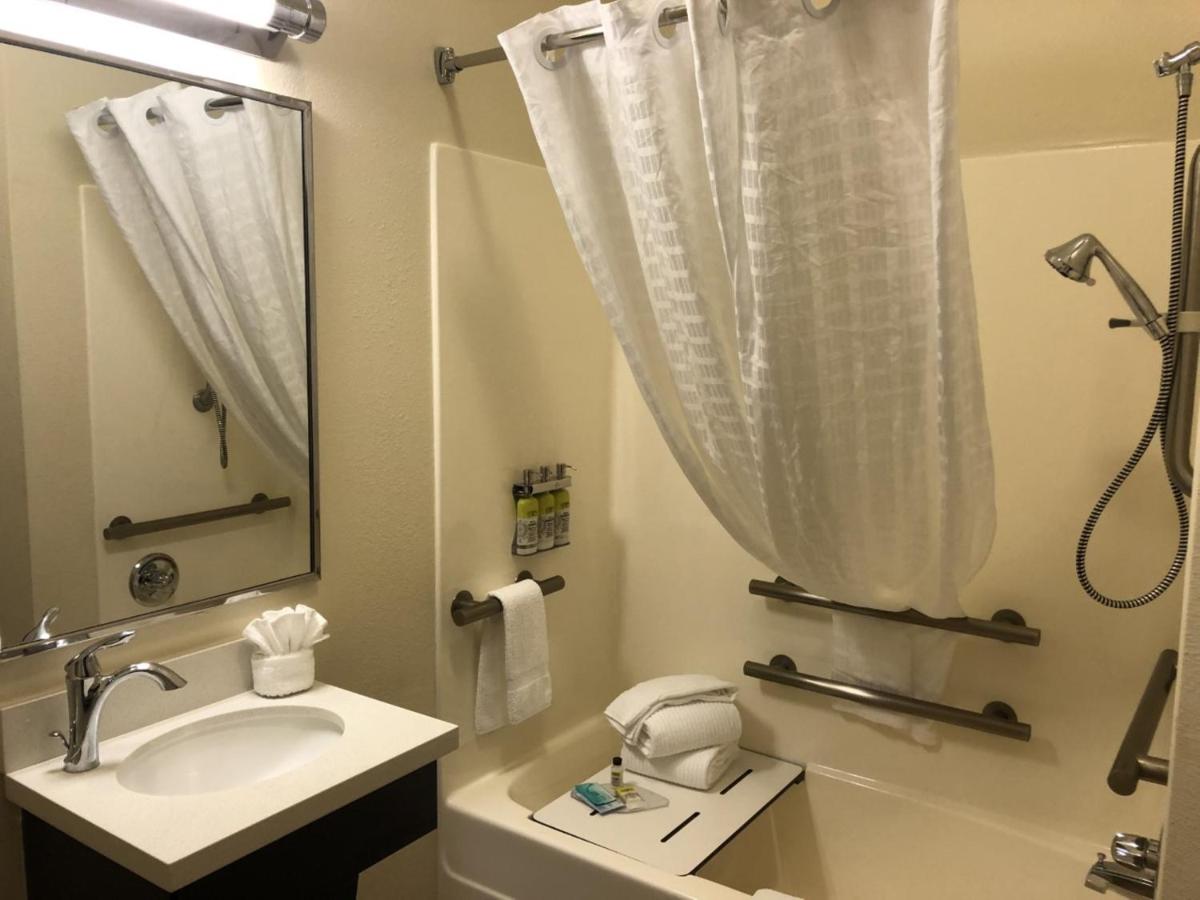 Queen Studio Suite with Bath Tub - Disability Access/Non-Smoking