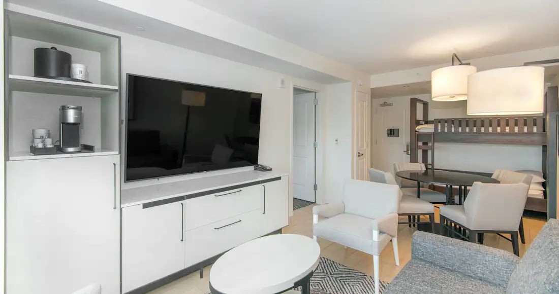 Family Suite - 1 King Bed - Bunk Beds - Sofabed