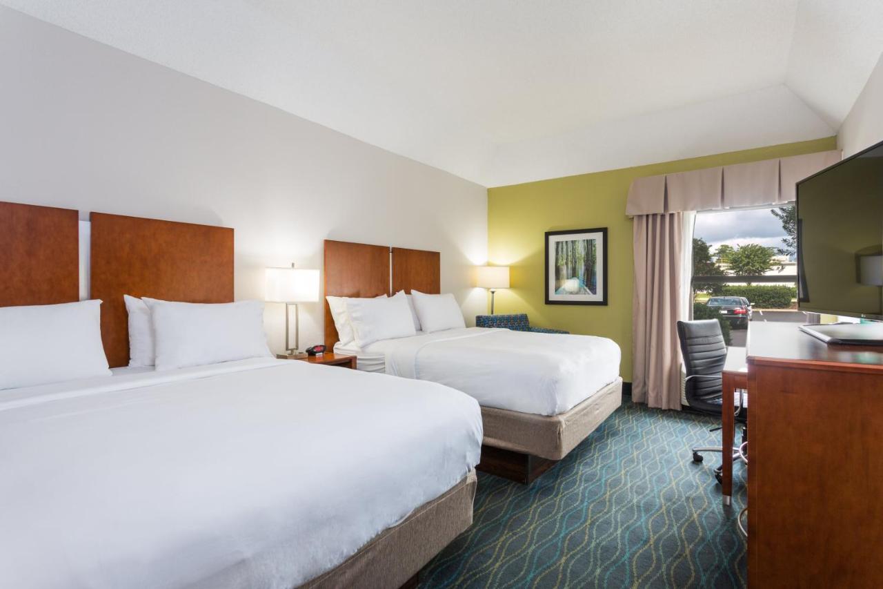 Double Queen Room - Disability Access with Bathtub/Non-Smoking