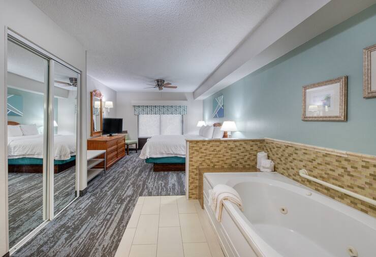 1 King 1 Bedroom Whirlpool Suite + 2 Double Beds