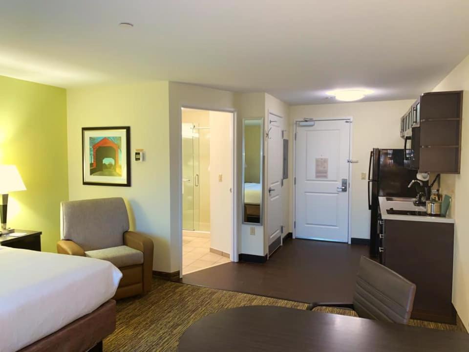 Studio Suite with Two Queen Beds and Mobility Accessible Tub