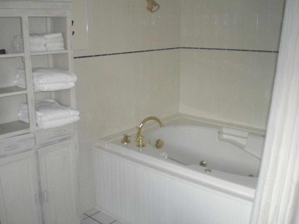 Deluxe Queen Room with Whirlpool