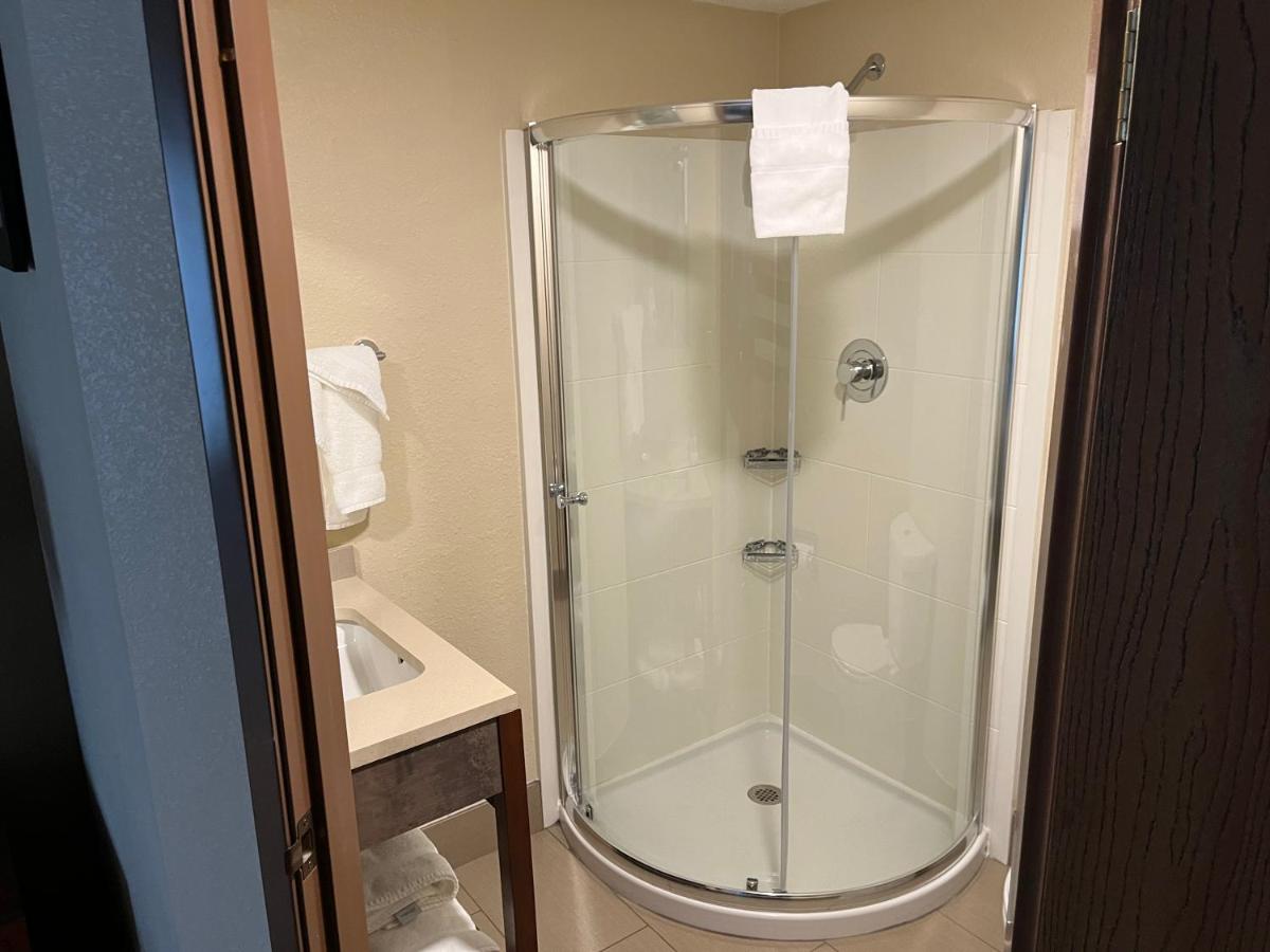King Room - Shower Only - Non-Smoking