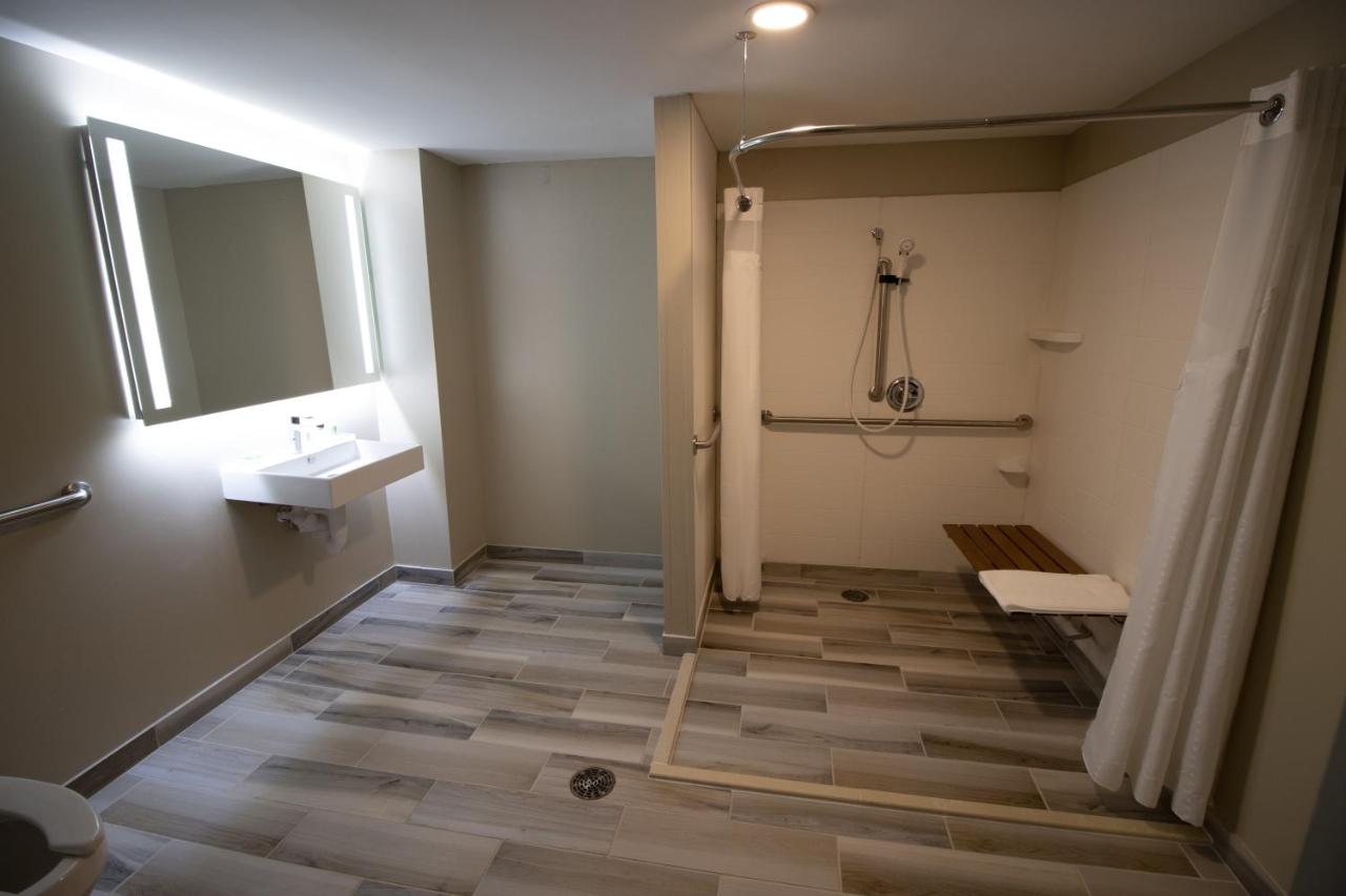 King Room - Hearing Accessible - Roll-in Shower