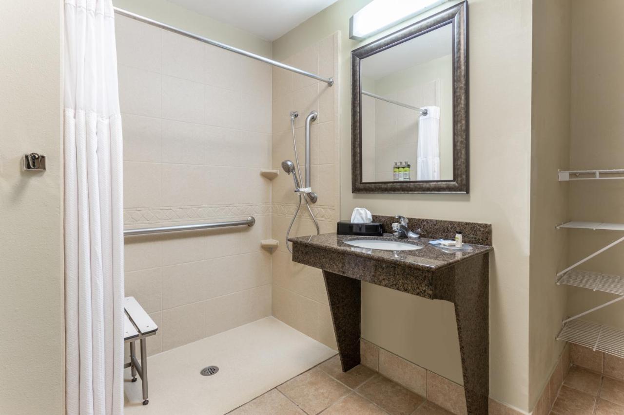 Queen Room with Accessible Roll In Shower - Non-Smoking