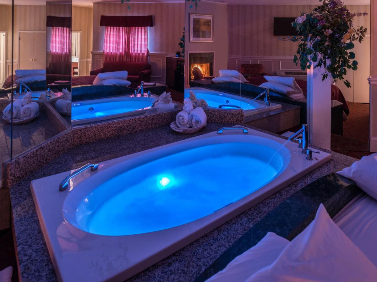 Honeymoon King Suite with Jacuzzi and Fireplace