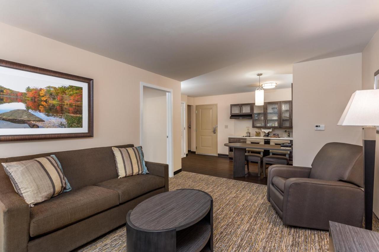 One-Bedroom King Suite with Accessible Tub