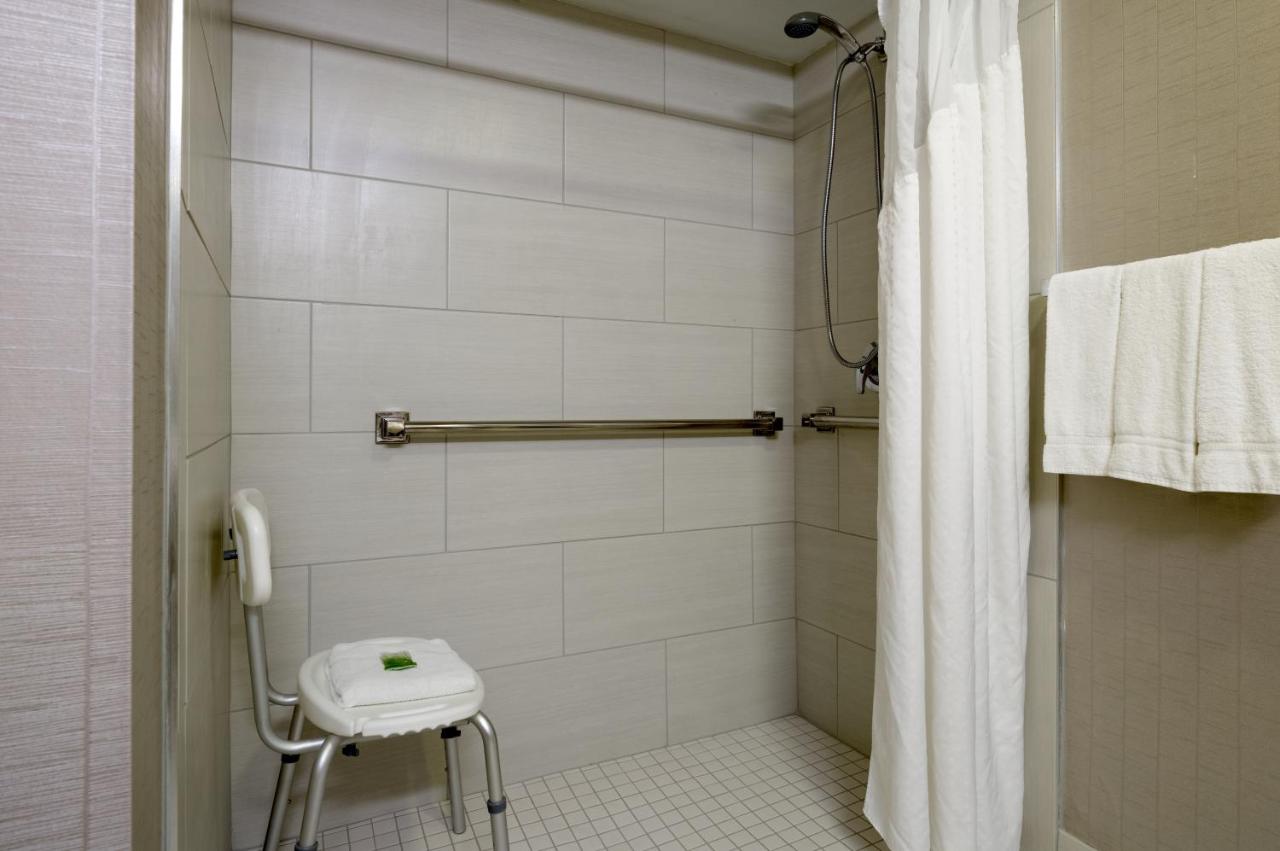 Queen Room - Mobility Access with Roll-in Shower