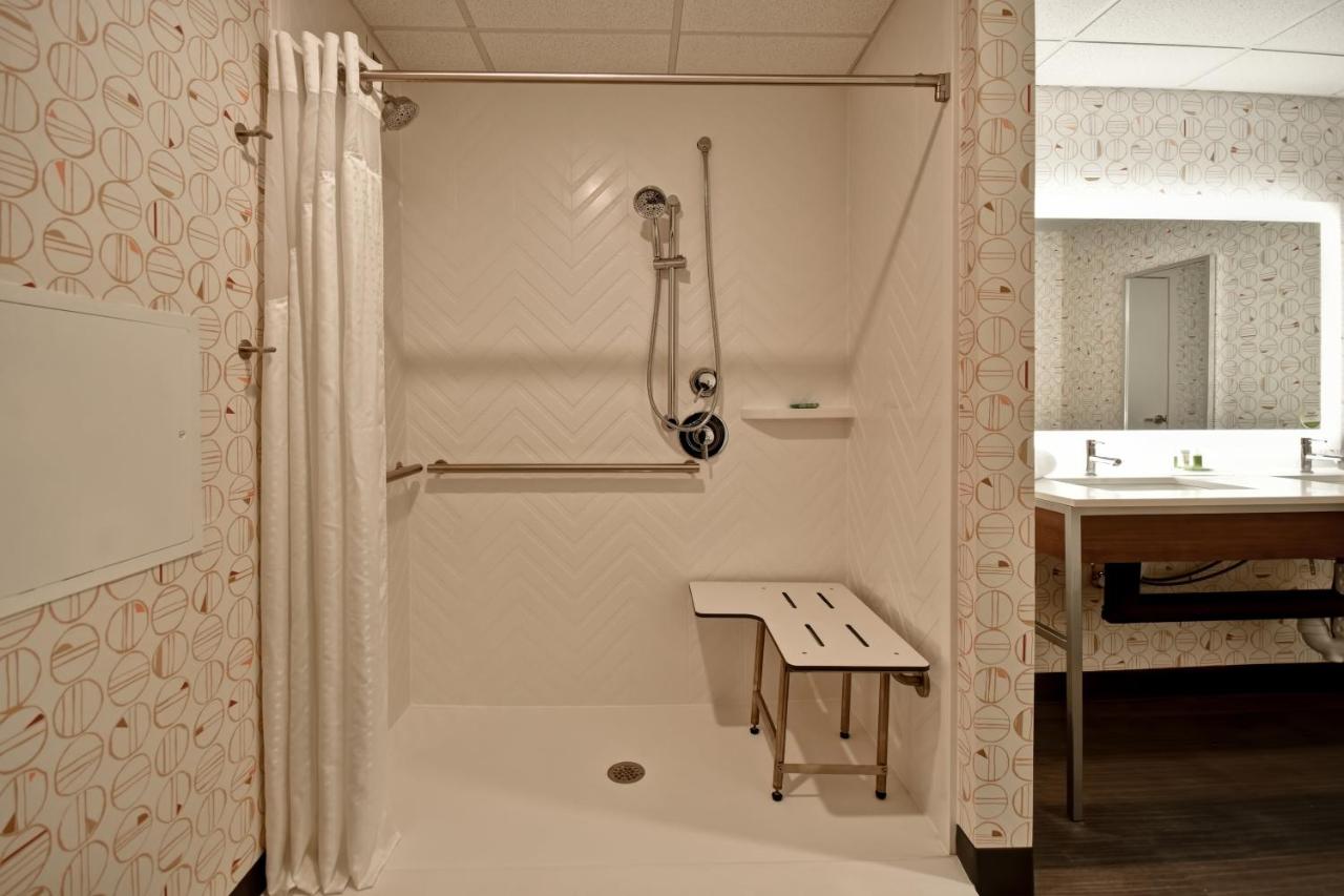 King Room - Hearing Accessible - Roll-in Shower