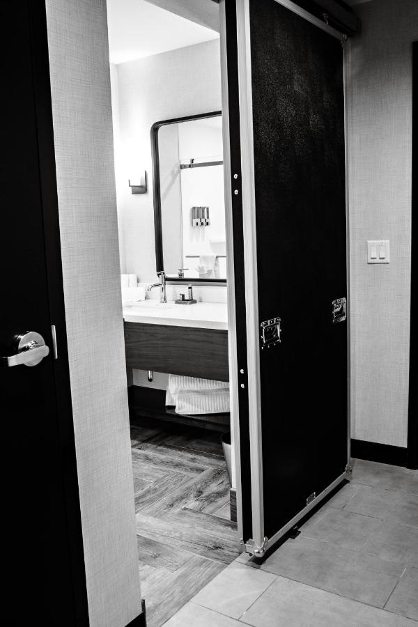 King Room with Roll-In Shower - Disability Access