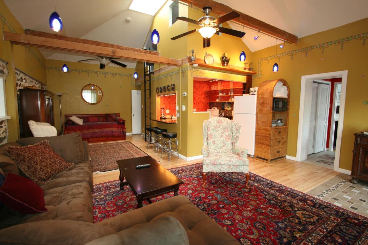 Family Room with Garden View