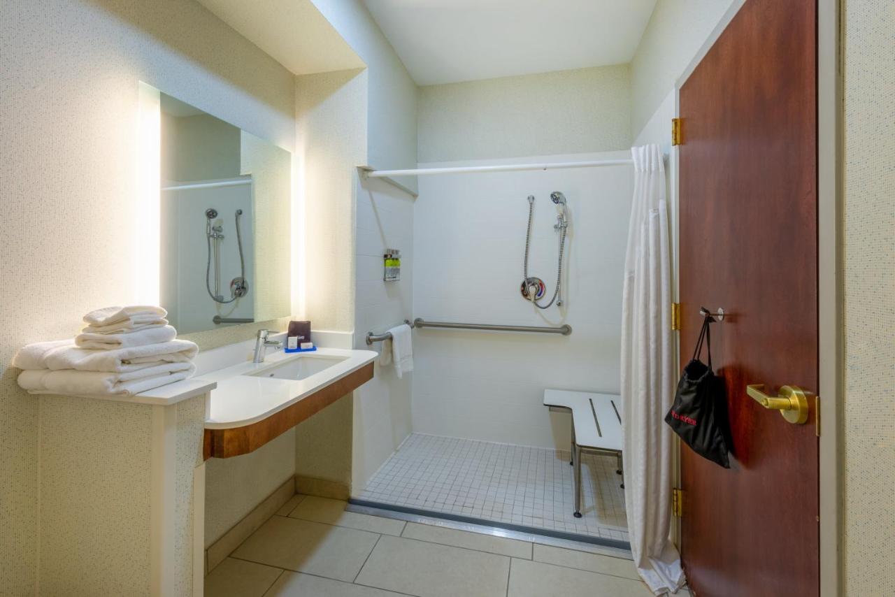 King Room - Mobility Access/Roll in Shower - Non-Smoking