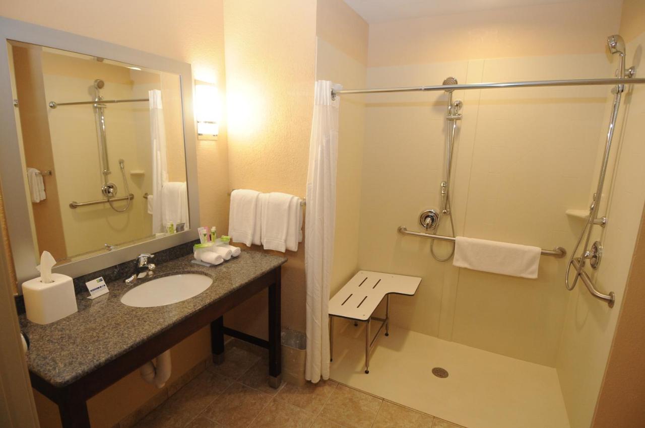 King Room with Roll in Shower - Hearing Accessible/Non-Smoking 