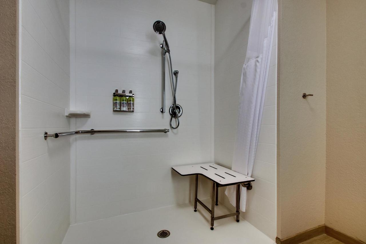 Deluxe King Room - Disability Access Roll in Shower/Non-Smoking