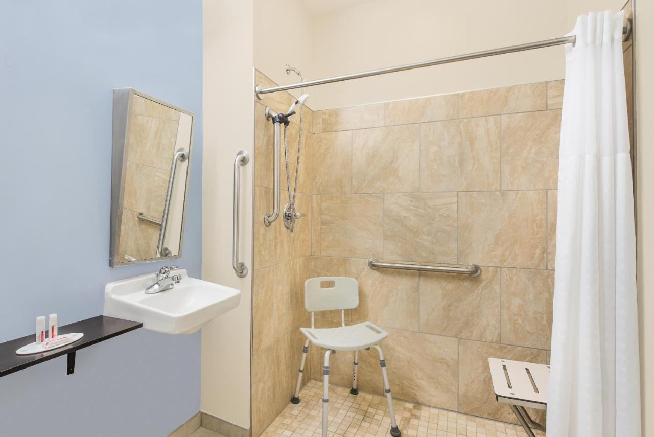 Queen Room with Bath Tub - Mobility Accessible/Non-Smoking